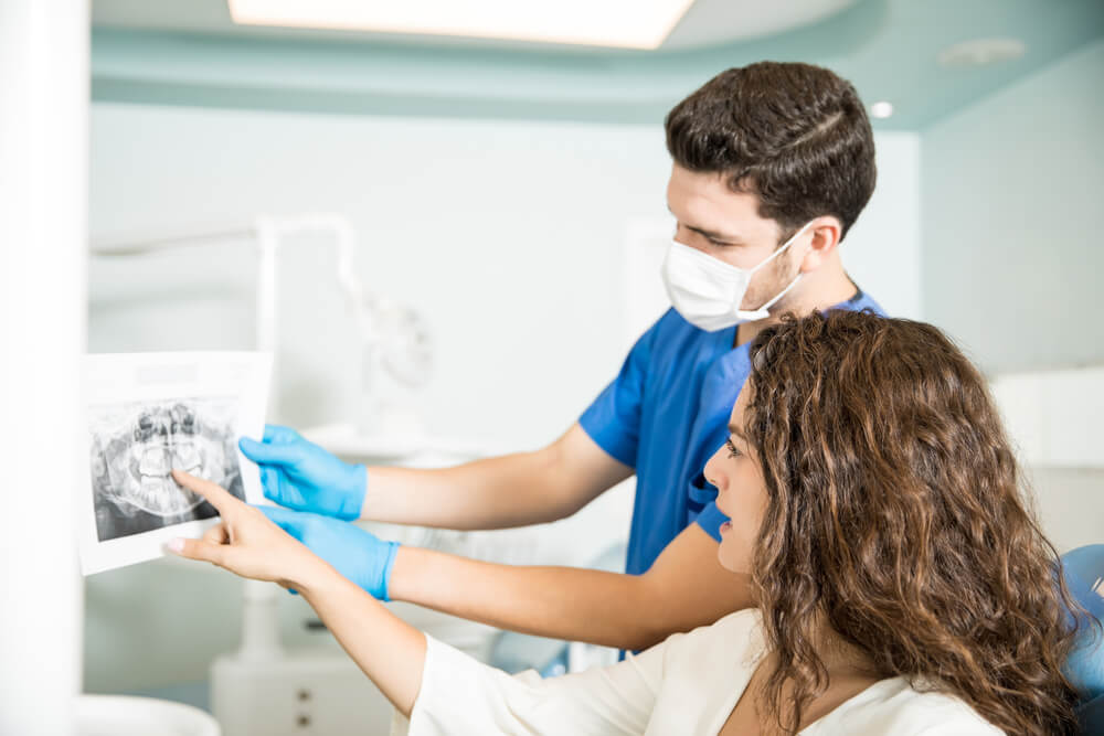 dentistas con radiografia
